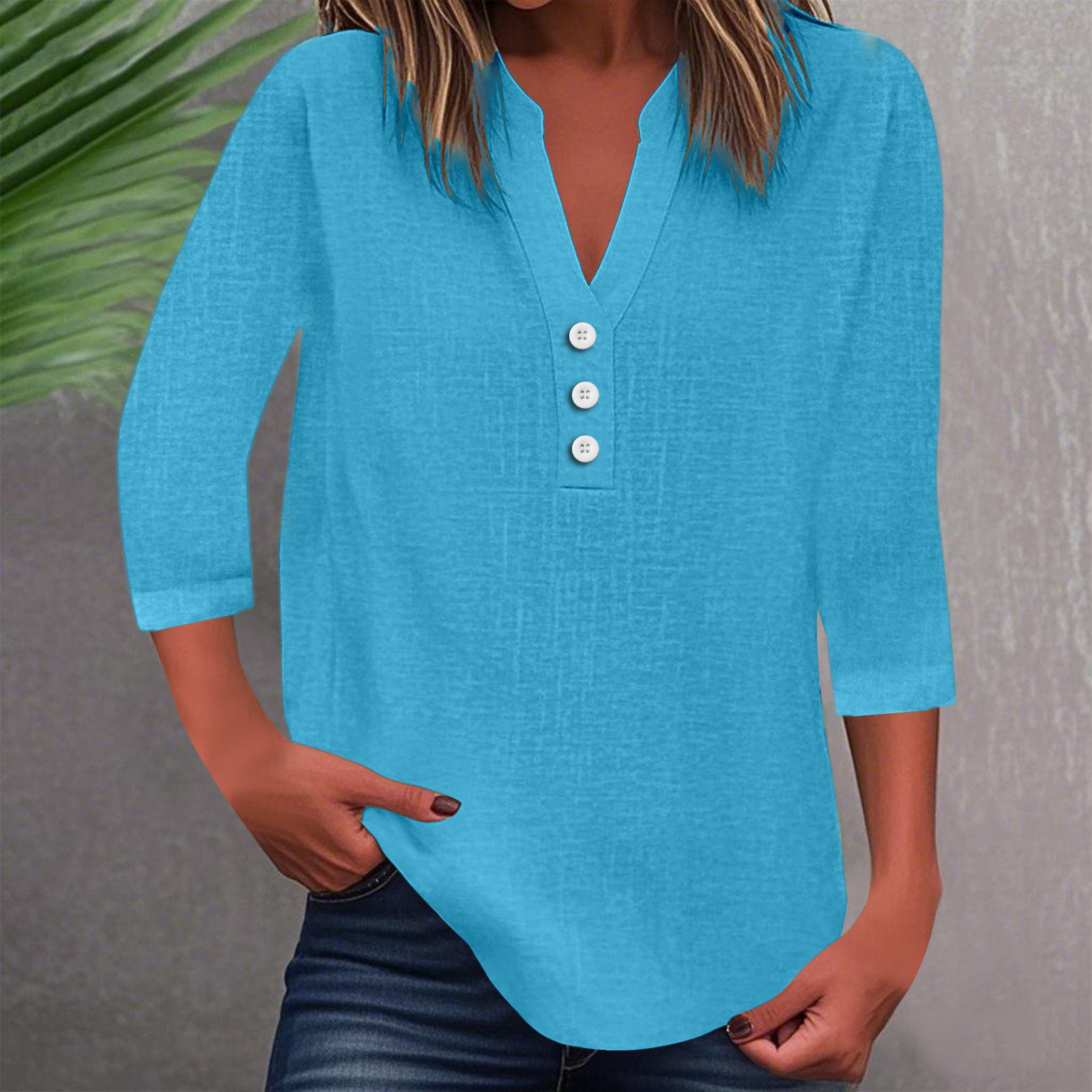thumbnail image 3 of Top liso de mujer con cuello en V, botones y manga 3/4 - Estilo informal elegante, tejido de poliéster ligero, 3 of 8